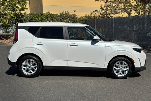 Used 2023 Kia Soul LX w/ LX Technology Package image 3