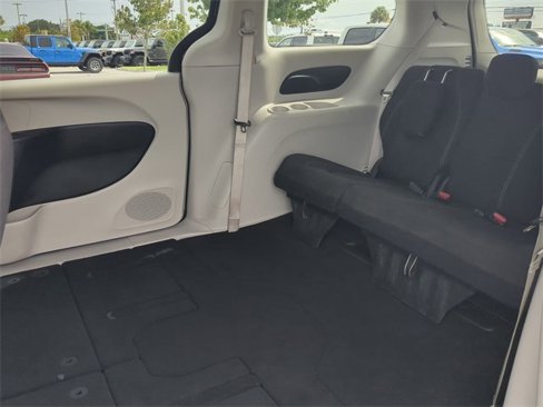 Used 2022 Chrysler Voyager LX image 14