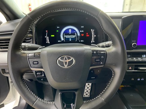 Used 2025 Toyota Camry SE image 32