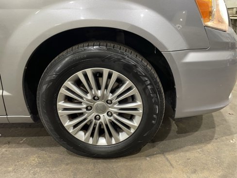 Used 2013 Chrysler Town & Country Touring-L w/ Driver Convenience Group image 7