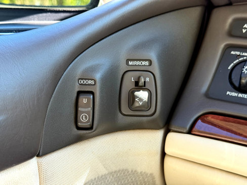 Used 1996 Lincoln Town Car Cartier image 18