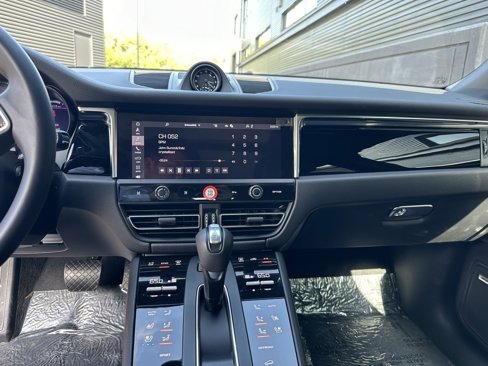 Certified 2025 Porsche Macan image 24