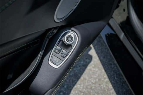 Used 2023 Aston Martin V8 Vantage Coupe image 32