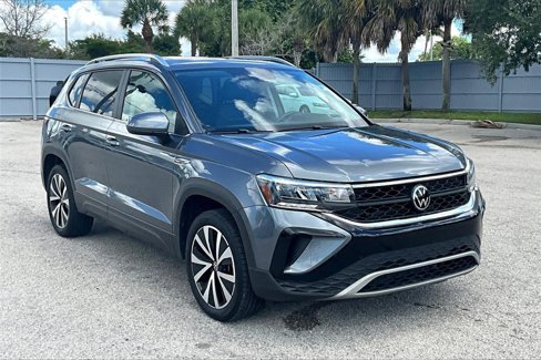 Certified 2023 Volkswagen Taos SE w/ Panoramic Sunroof Package image 2