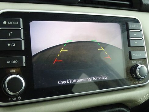 Used 2020 Nissan Versa SV image 5