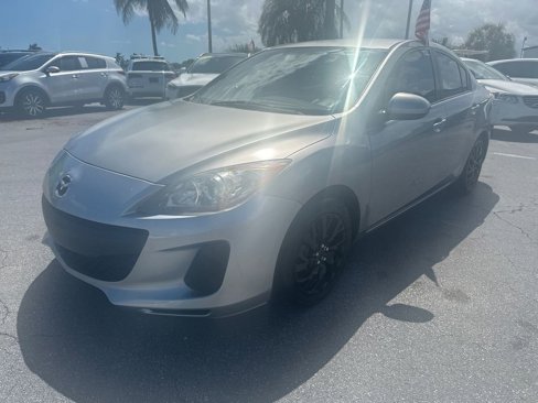 Used 2013 MAZDA MAZDA3 i SV image 2