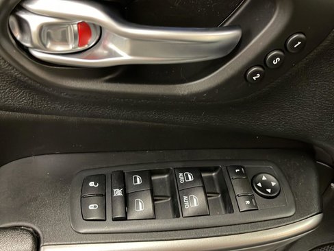 Used 2019 Jeep Cherokee Limited image 12