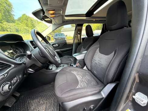Used 2019 Jeep Cherokee Latitude image 2