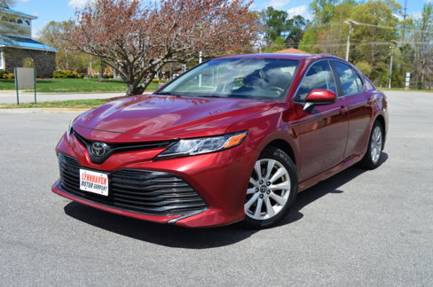 Used 2020 Toyota Camry LE image 3