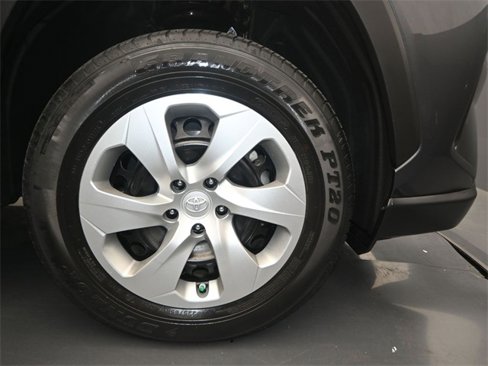 Used 2021 Toyota RAV4 LE image 17
