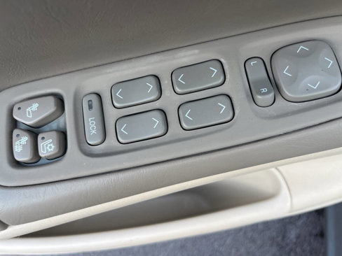 Used 2005 Cadillac De Ville w/ Deville Premium Package image 24