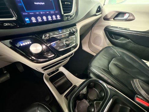 Used 2018 Chrysler Pacifica Touring-L w/ Advanced Safetytec Group image 26