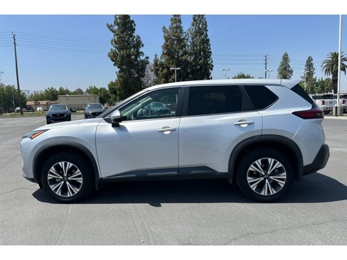 Used 2022 Nissan Rogue SV image 2