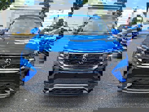 Certified 2022 Volkswagen Taos SE image 2