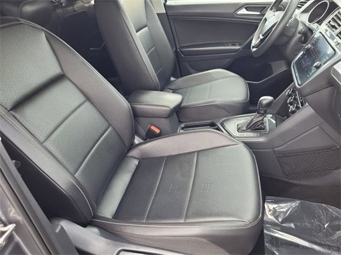 Used 2021 Volkswagen Tiguan SE image 9