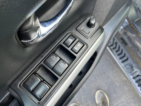 Used 2018 Nissan Titan S image 11