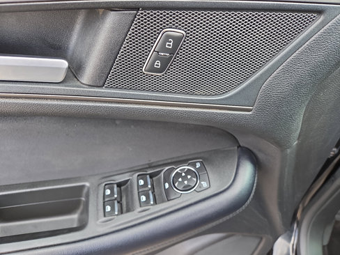Used 2018 Ford Edge SE image 13