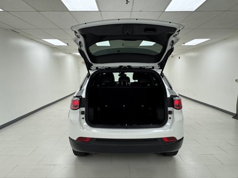 Used 2024 Jeep Compass Latitude image 30