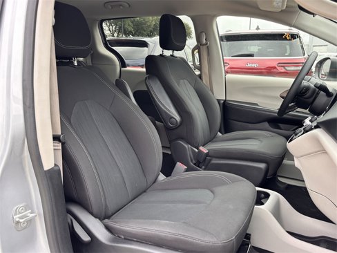 Used 2023 Chrysler Voyager LX image 28