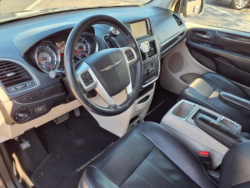 Used 2016 Chrysler Town & Country Touring image 4