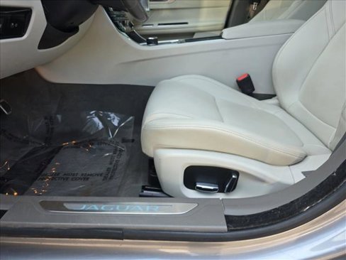 Used 2020 Jaguar XF Premium image 27