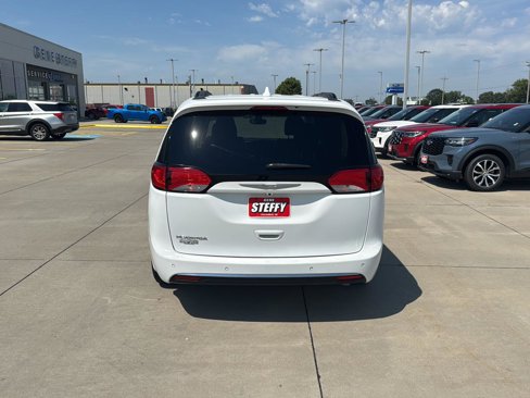 Used 2017 Chrysler Pacifica Touring-L image 4