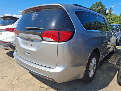 Used 2017 Chrysler Pacifica Touring-L image 9