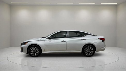 Used 2025 Nissan Altima 2.5 SV image 14