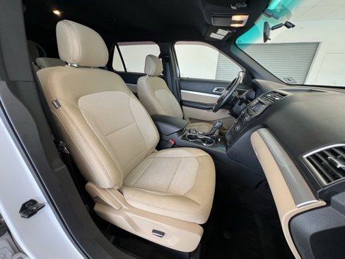 Used 2017 Ford Explorer XLT image 32