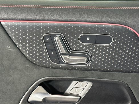 Used 2024 Mercedes-Benz GLB 250 image 11