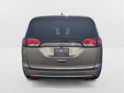 Used 2017 Chrysler Pacifica Touring-L image 7