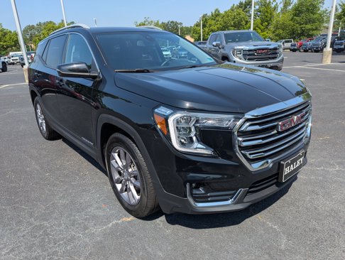 Used 2023 GMC Terrain SLT image 2