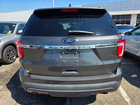 Used 2017 Ford Explorer XLT image 4