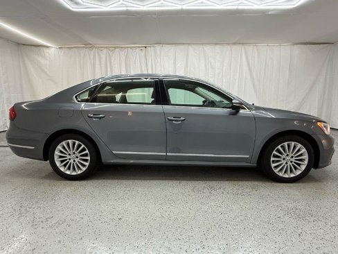 Used 2017 Volkswagen Passat 1.8T SE image 2