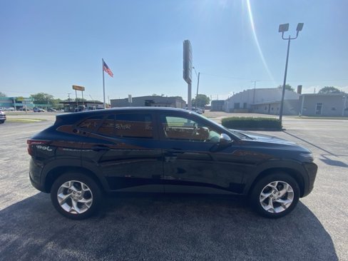 Used 2024 Chevrolet Trax LS w/ LS Convenience Package image 4