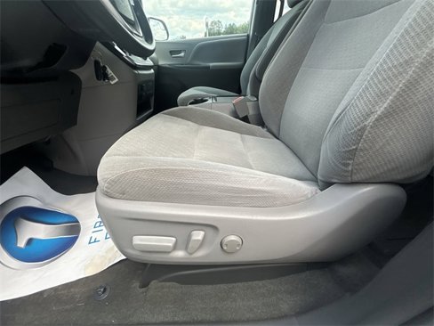 Used 2018 Toyota Sienna LE image 6