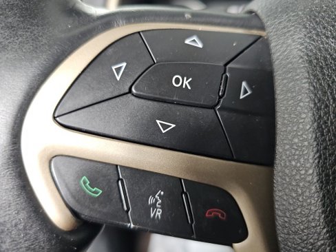 Used 2017 Jeep Cherokee Latitude w/ Cold Weather Group image 16