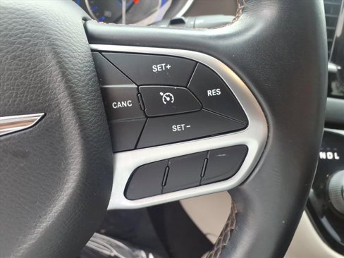 Used 2017 Chrysler Pacifica Touring-L image 16