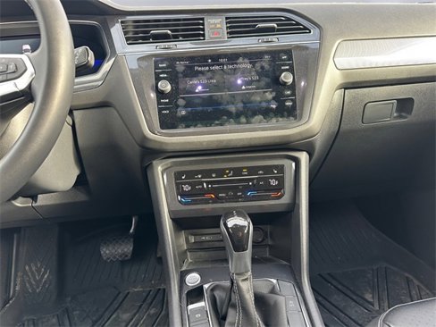 Used 2022 Volkswagen Tiguan SE image 11