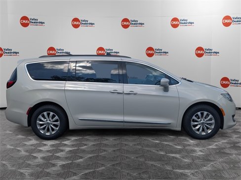 Used 2017 Chrysler Pacifica Touring-L image 4