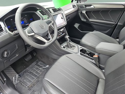 Used 2024 Volkswagen Tiguan SE image 18