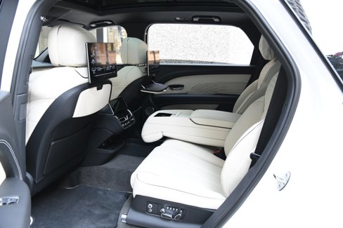 New 2025 Bentley Bentayga Extended Wheelbase image 11