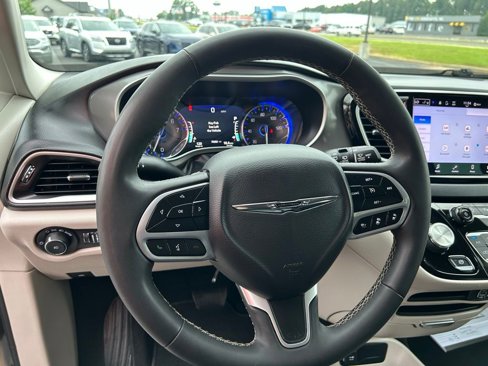 Used 2023 Chrysler Pacifica Touring-L image 19