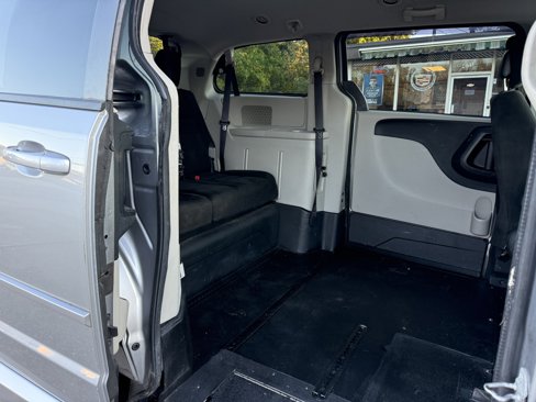 Used 2015 Dodge Grand Caravan SXT w/ UConnect Hands-Free Group image 30