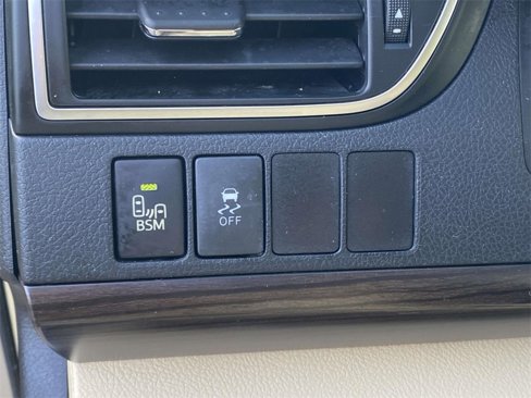 Used 2015 Toyota Camry image 16