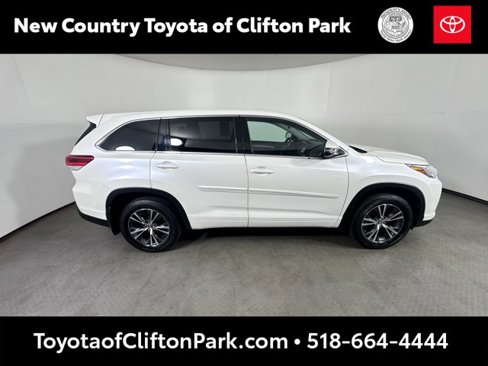 Used 2018 Toyota Highlander LE image 2