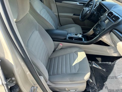 Used 2017 Ford Fusion SE image 19