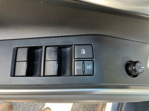 Used 2020 Toyota Highlander XLE image 30