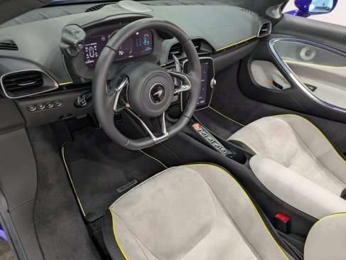 Used 2025 McLaren Artura Spider image 7