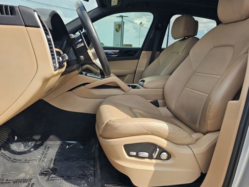 Certified 2019 Porsche Cayenne w/ Premium Package image 22